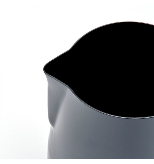 Jarra Rhino Black 600ml.